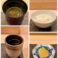 宮わき - ご飯は私が到着してから炊き始め、炊き上がりまで約20分に小鉢を先につまみます。
                    青海苔のお味噌汁
                    たくあんに胡瓜の糠漬け
                    ほうじ茶