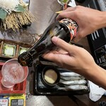 目利きの銀次 - エイヒレには冷だ！ウキウキも升の半分でこぼれストップ。もっとプリーズ要求もお店の指導徹底