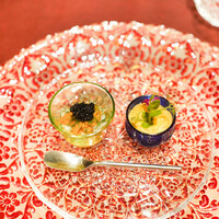 ブルガズ アダ - メゼ厨房から前菜の輪舞曲： 　　ブルガスタアダ：焼きナスヨーグルト、お米のペースト 　　ラブレペニイル：チーズムース、紅ズワイガニにキャビア