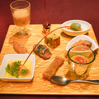 ブルガズ アダ - デニズ　マァスルレリ厨房から：アーティチョークの煮詰め、ひよこ豆ペースト。マンタルソティホワイトマッシュルームのソテ、豚チーズにオリーブ、ズッキーニパブリカに玉ねぎオムレツ、鴨とハーブ