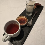 ラ・ブランシュ - ➓ ルイボスティー、お茶菓子。
      バナナのクッキー、八角のグラニテ、トウモロコシのクレームブリュレ。