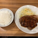 大阪トンテキ - 単品だとお味が濃いので、ライスとキャベツは必須ですね！ヽ(*´∀｀*)ノ