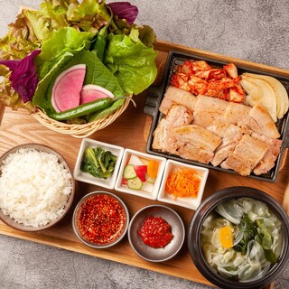 We have a wide variety of set meals such as samgyeopsal and bibimbap!