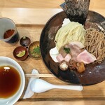 飯田商店 - 左上：冷たいつけ汁、左下：温かいつけ汁、あとは薬味と麺（トッピング付き）