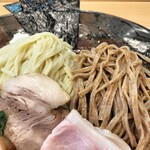 飯田商店 - もっちりした白い麺とザラッとした蕎麦色の麺