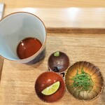 飯田商店 - 冷たいつけ汁と薬味（わさび、味噌、すだち、青ネギ）