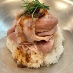 飯田商店 - 旨いジュレ？（まぁタレですねぇ）がかかった おにくごはん