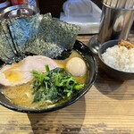 家系ラーメン クックら - かためおおめ海苔味玉ライス　うめえな