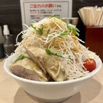 ラーメン 鷹の目 - 冷やし中華 1250円(野菜マシ、辛揚げ、ガリマヨ)