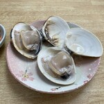 水沼さざえ店 - 家内が感動してた三重県産の焼き蛤。