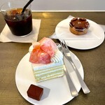 RIVA chocolatier - 有機バニラ桃のショートケーキ  LESSの焼き菓子とアイスコーヒーと共に