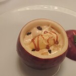 プレスキル - リンゴに詰めたバルサミコ酢のムースとはちみつのアイス