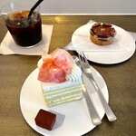 LESS - PECAN TART COOKIE とアイスコーヒー　「RIVA chocolatier」の有機バニラ桃のショートケーキと共に