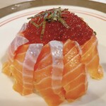 肉と魚 Second Class Tokyo - ◆サーモンいくらのハラコ飯　¥1,400税込
            ※サラダ＆お味噌汁＆小鉢2つ付き