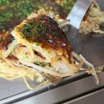 Okonomiyaki Toku - ミツワソースは落ち着いた甘み、茹で生中太麺は、芳ばしく表面はパリッ感もありつつ、中はモッチリ
                        焼きの火力が強いため鉄板で食べるには水分が抜ける速度との戦いです
                        全体的にバランスの取れたお好み焼きでした