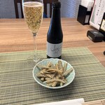 Suzunone - 骨せんべい（３３０円）とノンアルコールのスパークリングワイン（７００円）
