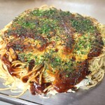 Okonomiyaki Toku - 肉玉そば(税込870円)、実力の分かる定番です
                        ・茹で生麺(磯野製麺)
                        ・ミツワソース
                        ・焼き方:かなり強く押さえる
                        ・焼き上がりの形:整った焼き上がり
                        ・鉄板またはお皿で食べる