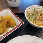 Chuukaryouri Fukusen Gyouza - 付け合せのカボチャ天とサラダ