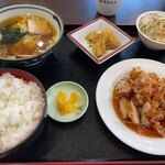 中華料理福泉餃子 - 油淋鶏定食に味噌汁を醤油ラーメンに変えたセット880円