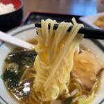 中華料理福泉餃子 - 麺リフト