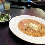 エイト ライスフィールド カフェ - ベーコンとトマトの温玉リゾットと、ランチセットのサラダと、ドリンクバーのグレープフルーツジュース