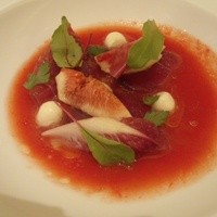 キハチ 名古屋JRセントラルタワーズ店 - 戻り鰹のマリネとモッツァレラチーズ、イチジクを完熟トマトのガスパッチョソースで