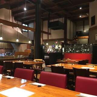 一階ホール　テーブル席
                                          30席程