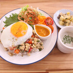 Oyako Cafe Oyako no Mori - 大叶香气的和风打拋饭】将切碎的大叶与蔬菜、豆腐和鸡肉的肉末混合而成的和风打拋饭，清新的香气与米饭相得益彰。