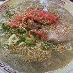 秀ちゃんラーメン - ラーメンに紅生姜と胡麻をたっぷり入れます