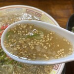 秀ちゃんラーメン - 背脂多めのスープ　コクがある