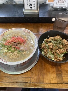 秀ちゃんラーメン - ラーメンが少し小さく、丼が普通より大きめのこのバランスちょうど良いです