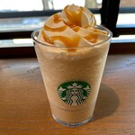 スターバックスコーヒー - キャラメルフラペチーノ 575円。