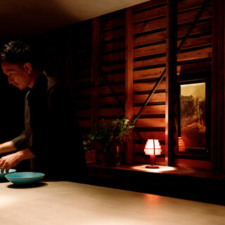 Enjoy the process of creating a dish with all five senses in a seat with a live atmosphere.