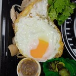 プーケットオリエンタル - 鶏モモ肉、目玉焼き