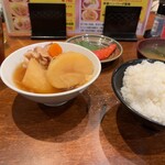 Pub スタジオV - どんぶりに大盛状態のライス。奥のお椀が普通のお茶碗サイズ。肉じゃがもお茶碗サイズに見えて実際は中どんぶりサイズです。たらこと大葉が乗っているのもしょうゆ皿ではなく普通の中皿。