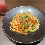 鎌倉パスタ - 厚切りベーコンとグリーンアスパラのトマトソースパスタ