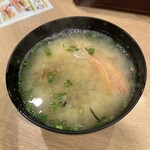 Uogashi Nihonichi Tachigui Sushi - エビ3種についてくるエビの頭のお味噌汁