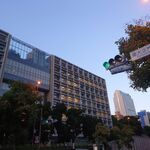 ラーメン二郎 - 「慶大正門前」交差点で信号待ちしていると二郎臭が漂ってきます！