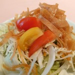 シェフス - ランチメニューにはサラダ付き。