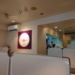 シェフス - 奥の厨房からは、鍋を振る活気ある音が響いてきます。