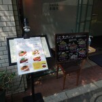 シェフス - 玄関前のカラフルなランチメニュー。