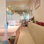 シェフス - 店内入って右のテーブル席。