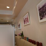 シェフス - 白い壁に、お店の歴史を見ることができる額が並びます。