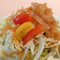 シェフス - ランチメニューにはサラダ付き。