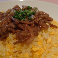 シェフス - 肉のせ炒飯、1,200円。