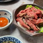 大衆肉料理 大幸 - ユッケ。卵もいい