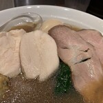 Kaidashi Chuukasoba Takeshou - 鶏胸肉はしっとりジューシー。スープと一緒に食べると旨み爆発。