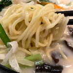 天香美意 - 野菜タンメンの麺 やっぱりここのコシのある中太麺がうまし♪