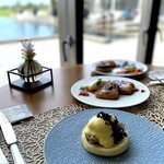 クラブインターコンチネンタルラウンジ - 結局、こうなってしまうのです。 実は、ここの朝食、野菜、果物のブッフェに加え、島の朝ごはん、エッグベネディクト4種、オムレツ2種、ワッフル、サイド、フレンチトーストなどなど、すべてテーブルオーダーできる上に、選択ではなく、全メニューオーダー可能なんです。 全メニュー制覇する人がいるとは到底思えない、、と思っていたら、以外といっちゃうんだって。 おバカさんですね（笑）。