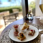 クラブインターコンチネンタルラウンジ 石垣島 - カクテルタイムのワンプレートは、毎日、内容が変わります。 クラブラウンジでは、ワンプレートの提供が増えましたが、ここのクオリティーは抜きん出てます。 しかも、お代わりまで自由なんですから、なんてダメ人間にうれしいラウンジなんだ！ 僕も、パテ・ド・カンパーニュと魚のフリっとを2回づつお代わりしました。